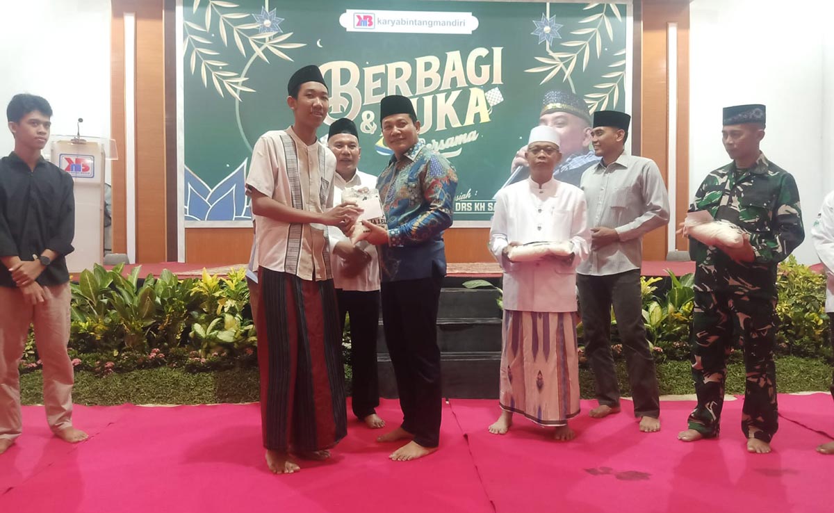 BERBAGI: Wabup Subandi didampingi Dirut PT KBM Totok Supriyono menyerahkan paket santunan ke anak yatim secara simbolis , Sabtu (15/4/2023). Foto: Ist.