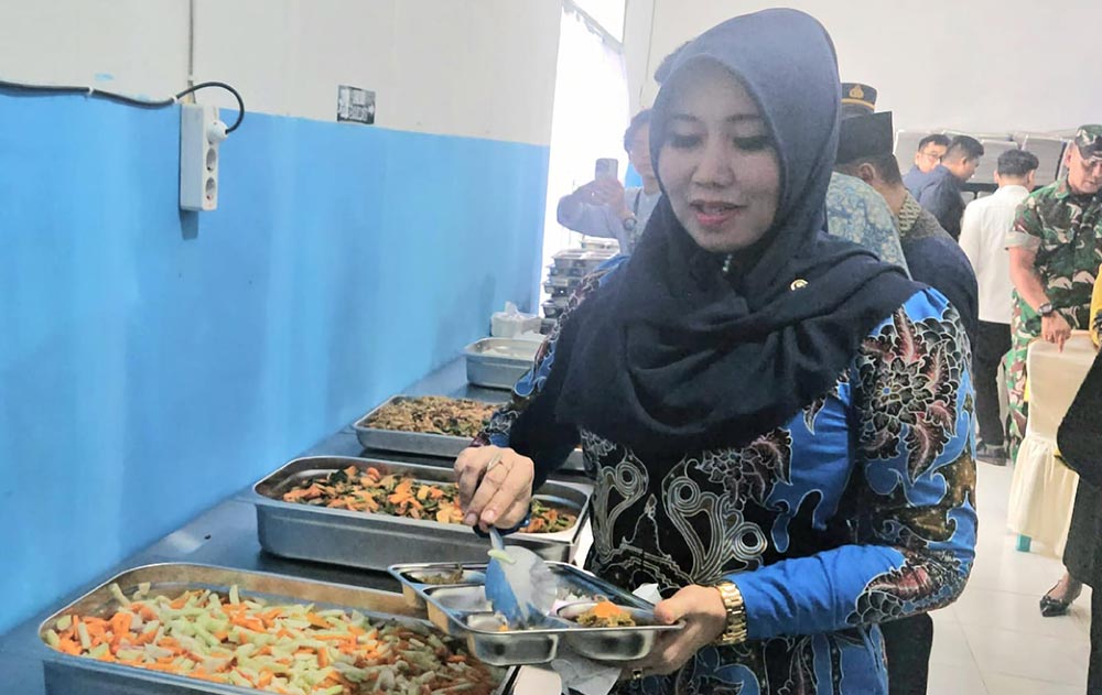 Anggota DPD RI asal Jawa Timur, Lia Isifhama, saat mengunjungi SPPG. Foto: Ist.