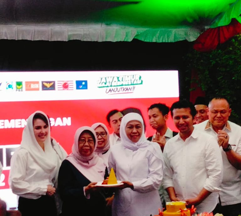 Unggul Sementara di Pilgub Jatim 2024, Khofifah-Emil Potong Tumpeng