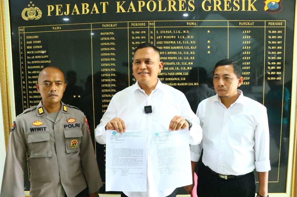 Kasat Resnarkoba  Polres Gresik, Iptu Joko Suprianto (tengah) saat memberikan keterangan pers. FOTO: ist.