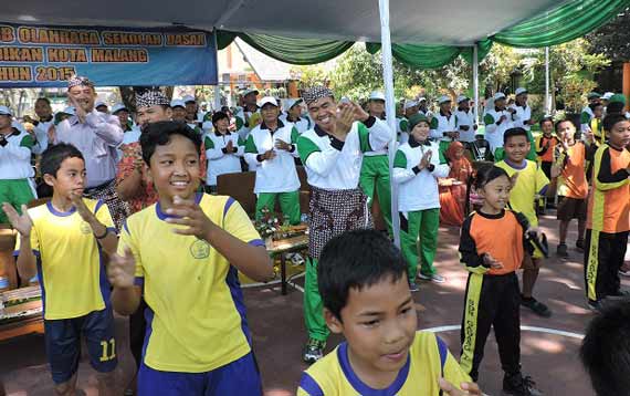 M Anton, Wali Kota Malang, didampingi Kadiknas Kota Malang bersama tim juri, mengikuti senam yang ditampilkan oleh siswa SDN Gadang 1 Malang. foto: iwan irawan/BANGSAONLINE