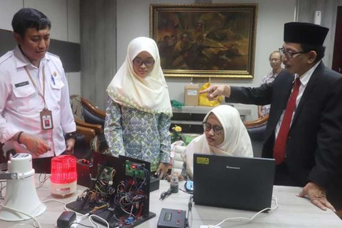 Dua siswi SMPN 52 Surabaya yang berhasil menciptakan alat pendeteksi kebocoran gas. Foto: dok. DPRD Kota Surabaya