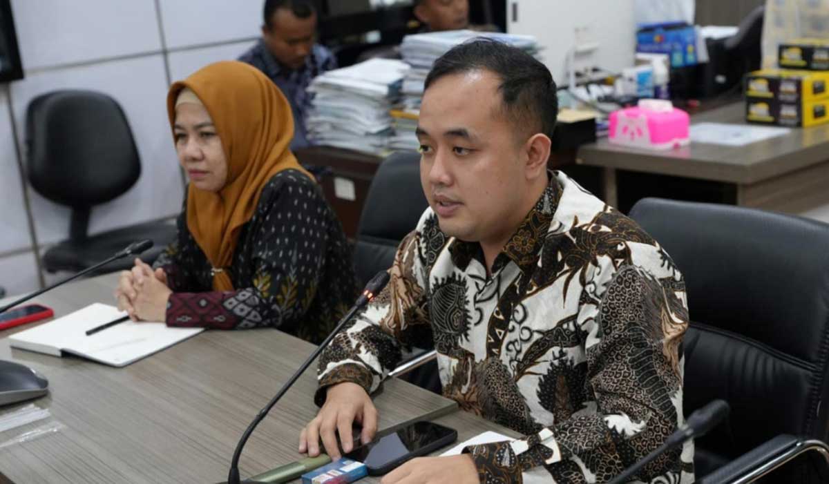 Ketua Komisi I DPRD Gresik, Muhammad Rizaldi Saputra (kanan), didampingi sekretarisnya, Elvita Vetty, saat hearing. Foto: Ist