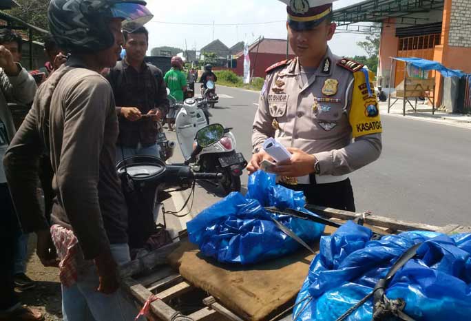 AKP Eko Iskandar saat memberikan sosialisasi kepada pengendara yang memodif motornya dengan menambahkan rengkek.