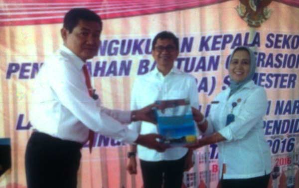 Kepala BNN, AKBP Heru Cahyo Wibowo menyerahkan berkas kurikulum tentag narkoba kepada Mistin, Kepala Dinas Pendidikan Kota Batu. foto: tuhu/ BANGSAONLINE