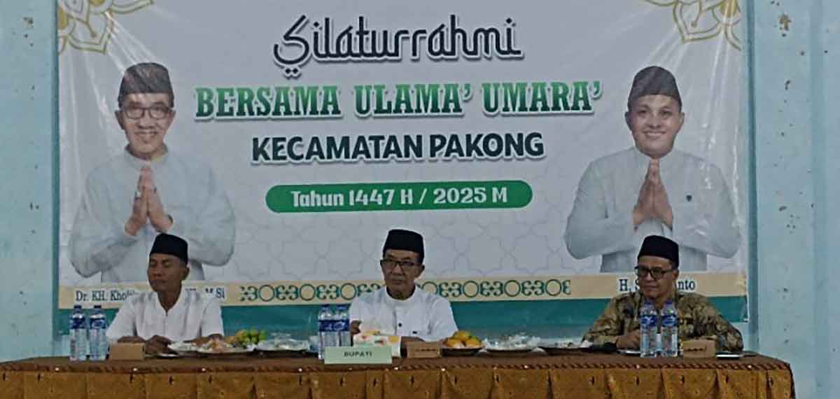 Bupati Pamekasan saat menghadiri forum silaturahmi antara para ulama dan umara.