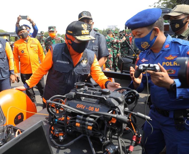 Gubernur Jawa Timur Khofifah Indar Parawansa menyaksikan perangkat peralatan untuk antisipasi bencana dalam acara Apel Siaga Darurat Bencana di Makodam V Brawijaya, Senin (23/11). Foto: ist/bangsaonline.com