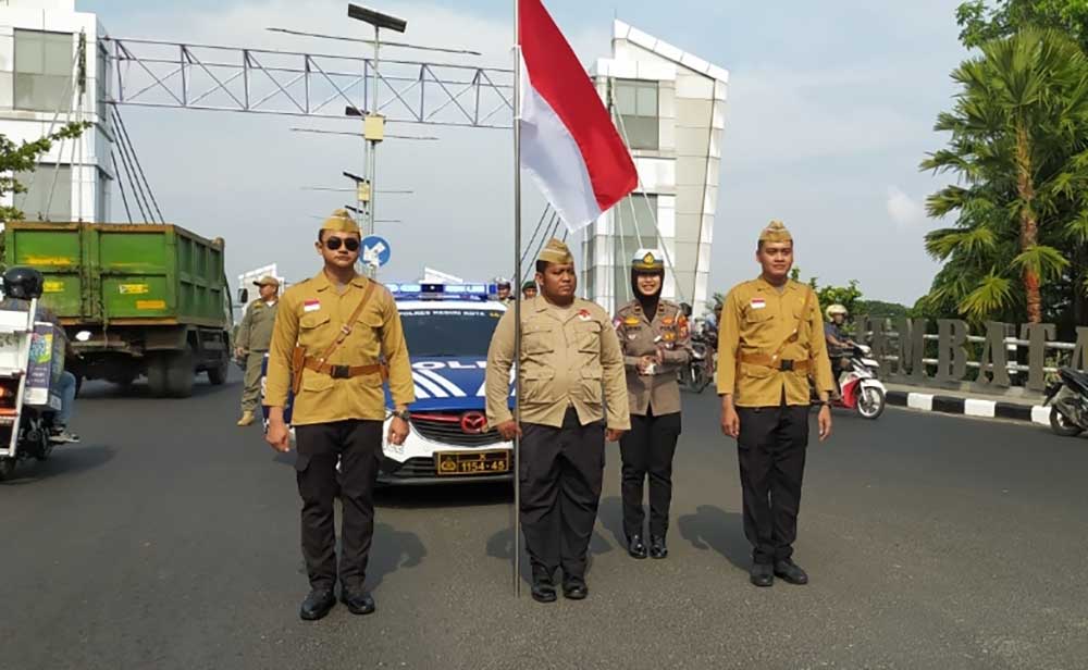 Personil Satlantas Polres Kediri Kota mengenakan pakaian jadul saat hening cipta memperingati hari pahlawan. Foto: Ist. 