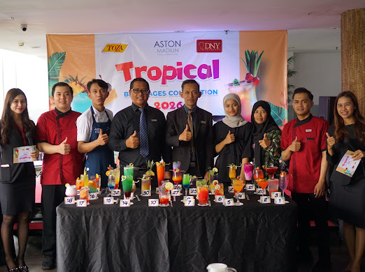 Para juri beserta hasil karya minuman para peserta