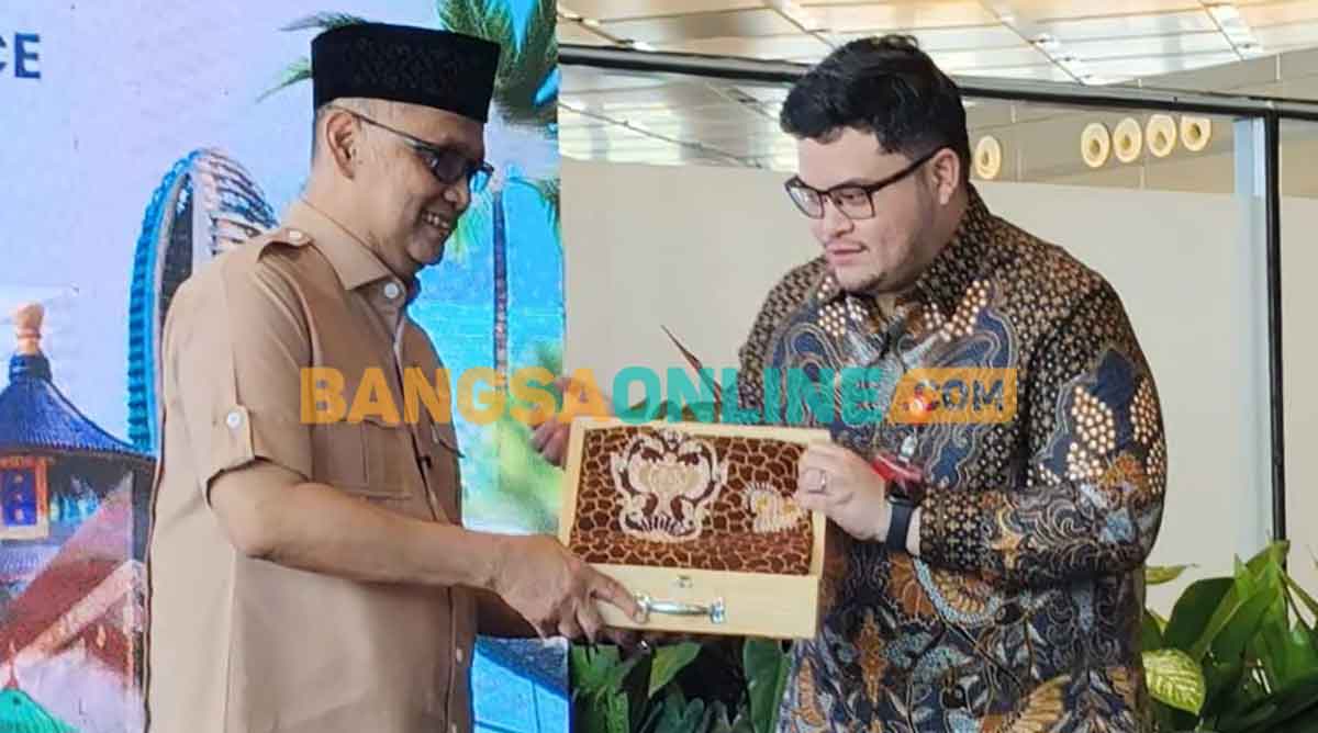 Bupati Kediri (kanan) saat memberikan cendera mata kepada Menteri Haji dan Umrah. Foto: MUJI HARJITA/BANGSAONLINE