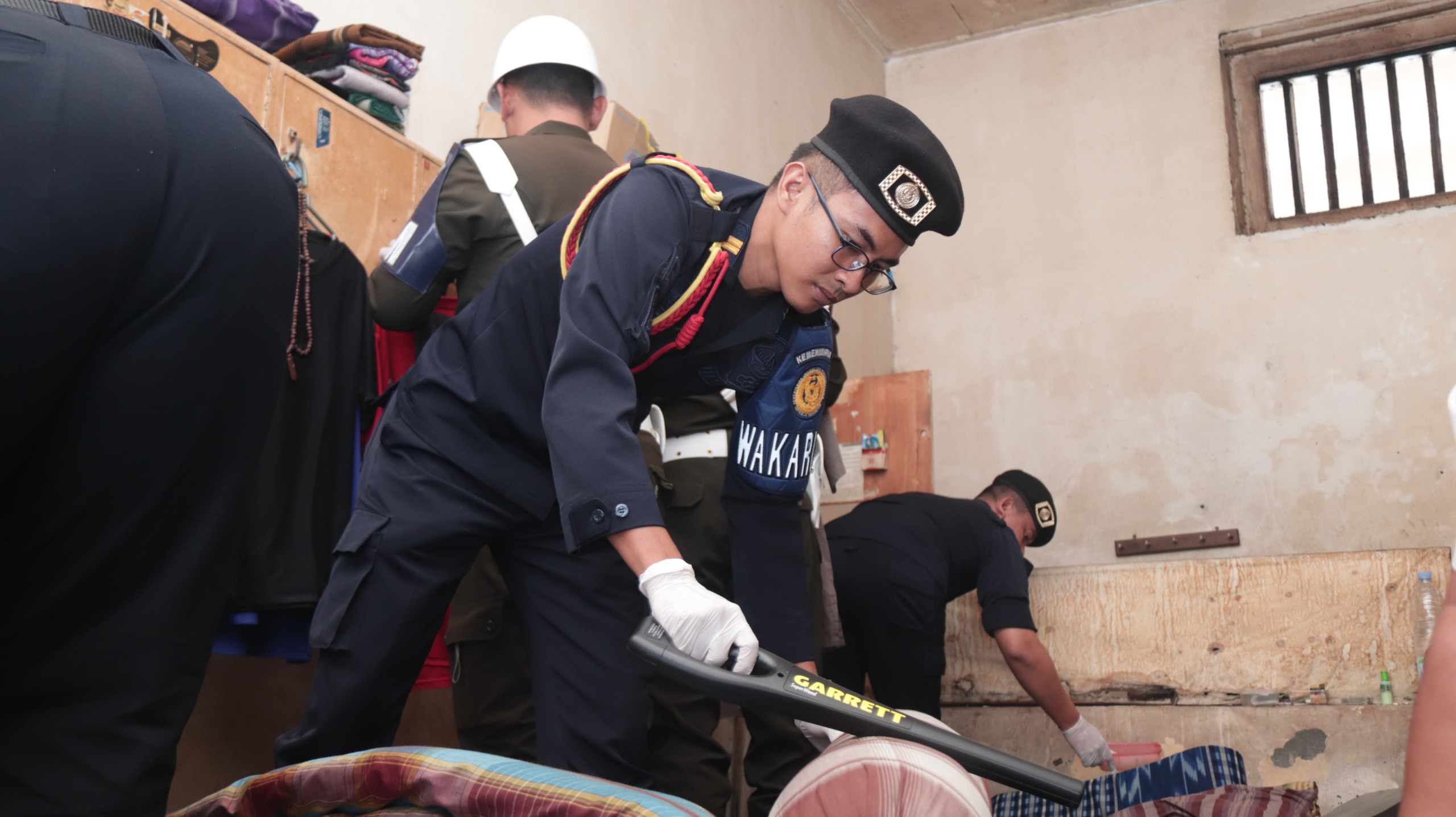 Petugas Gabungan saat memeriksa salah satu sel tahanan. (Ist).
