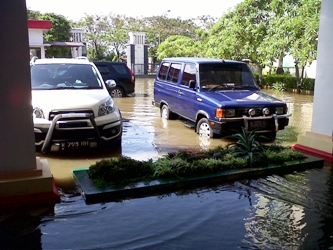 ?Halaman Kantor Dinas Koperasi dan UMKM yang terendam air. Foto:yuli eksanti/BANGSAONLINE