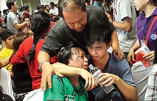 Keluarga korban pesawat AirAsia QZ8501 saat di Crisis Center Juanda.