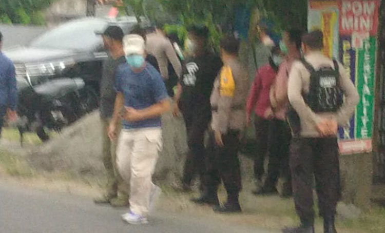 Tim Densus 88 saat melakukan penangkapan terduga teroris. (foto: BAMBANG DJ/ BANGSAONLINE)