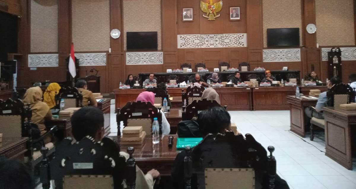 Komisi I DPRD Kota Probolinggo saat menggelar rapat dengar pendapat terkait penutupan penginapan yang diduga digunakan sebagai prostitusi terselubung.