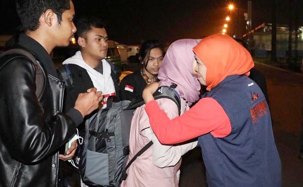 ?Gubernur Khofifah sambut langsung kedatangan 60 mahasiswa Jatim dari Natuna di Bandara Juanda.