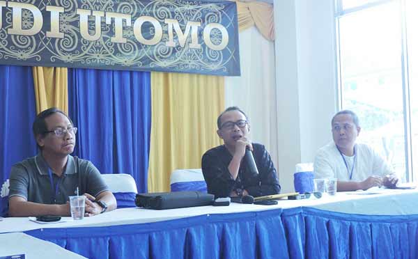 Rektor IKIP Budi Utomo, Nurcholis Sunuyeko saat jumpa pers. (iwan irawan/BANGSAONLINE)