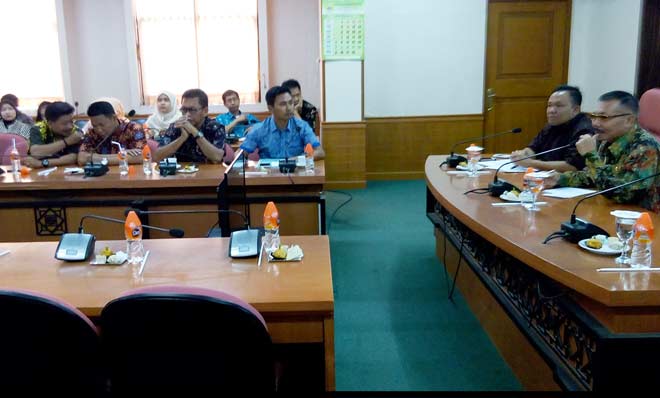 Asisten I Setda, Tursilowanto bersama jajaran direksi PDAM saat menerima kunjungan DPRD Kota Semarang. foto: SYUHUD/ BANGSAONLINE