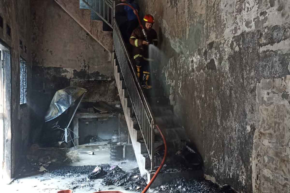 Petugas pemadam kebakaran saat memadamkan api di rumah milik Zulkifli Hasan warga Desa Sugihwaras, Kecamatan Jenu, Tuban, Jumat (12/5/2023).