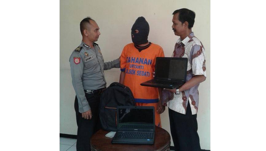 Tersangka satpam saat di Mapolsek Sedati, kemarin. Foto : nanang ichwan/BangsaOnline. 