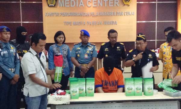 BARANG BUKTI: Petugas menunjukkan ribuan pil narkoba, di Kantor Bea Cukai Juanda, Jumat (29/1). foto: istimewa