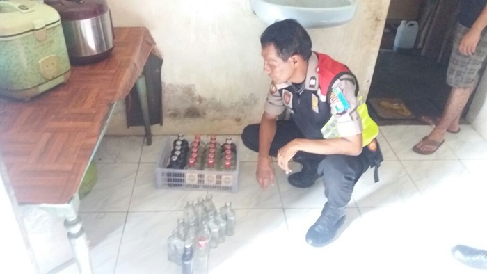 Miras yang diamankan petugas dari beberapa toko dan warug di wilayah Bangil, Pasuruan. 