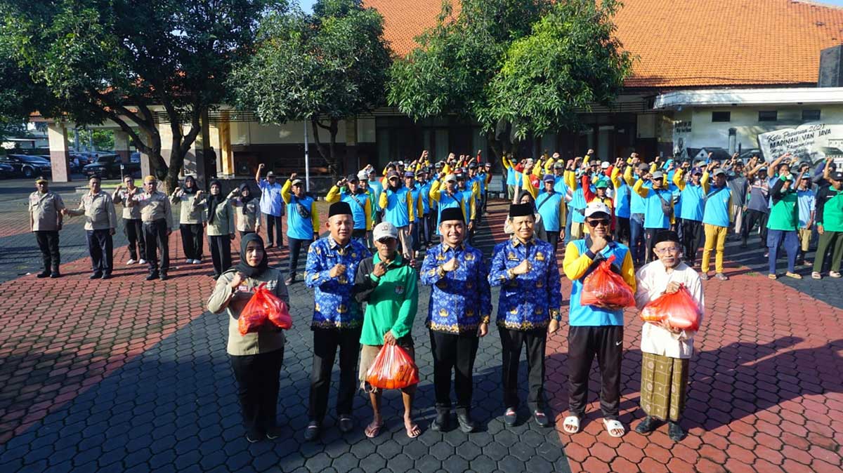 Penyaluran paket sembako melalui program Peduli ASN yang digelar di Halaman Gedung Gradika, Kota Pasuruan.
