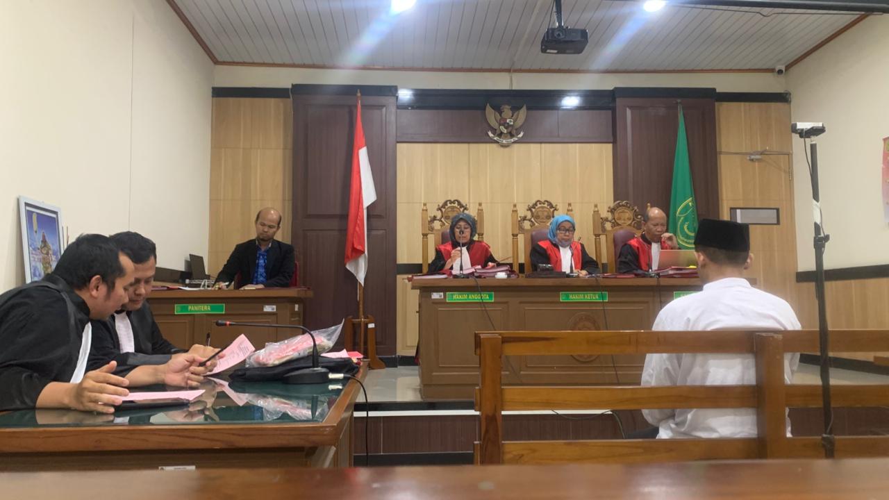 Suasana sidang pembunuhan Wardatun Toyibah dengan terdakwa Ahmad Midhol di PN Gresik