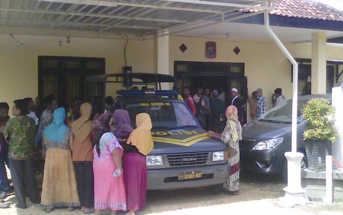 Warga saat tiba di Mapolsek Saronggi. foto: rahmatullah/ BANGSAONLINE