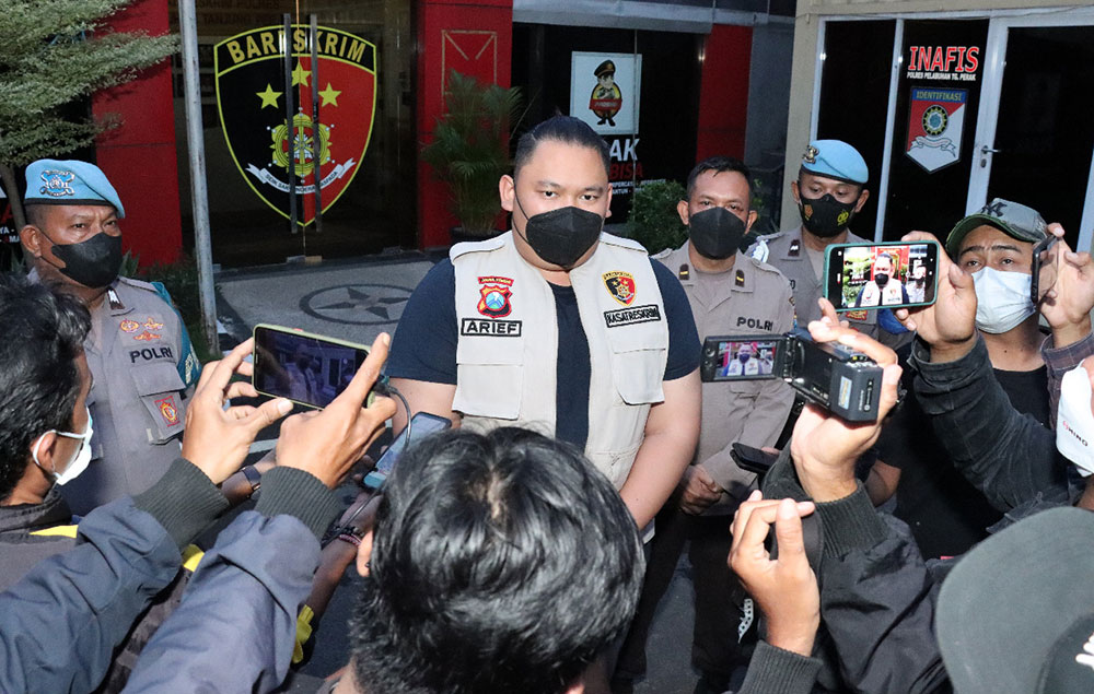 Kasatreskrim Polres Pelabuhan Tanjung Perak AKP Arief Ryzki Wicaksana saat memberikan keterangan kepada awak media.