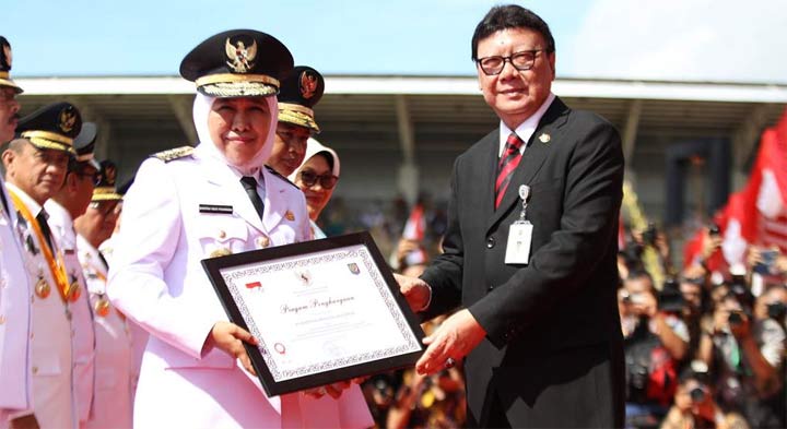 Pemprov Jatim meraih penghargaan terbaik atas Laporan Kinerja Penyelenggaraan Pemerintah Daerah (LKPPD) Tingkat Nasional Tahun 2017. Penghargaan itu diserahkan oleh Mendagri, Tjahjo Kumolo. foto: ist