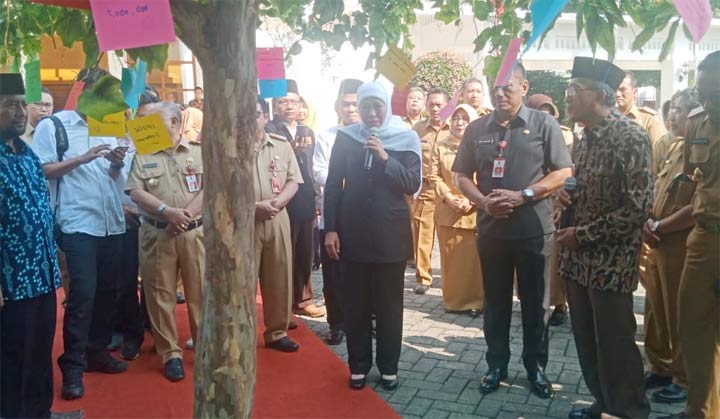 Gubernur Jatim Khofifah Indar Parawansa menjelaskan makna pohon berkah kepada para ASN Pemprov Jatim. foto: Diday/ BANGSAONLINE
