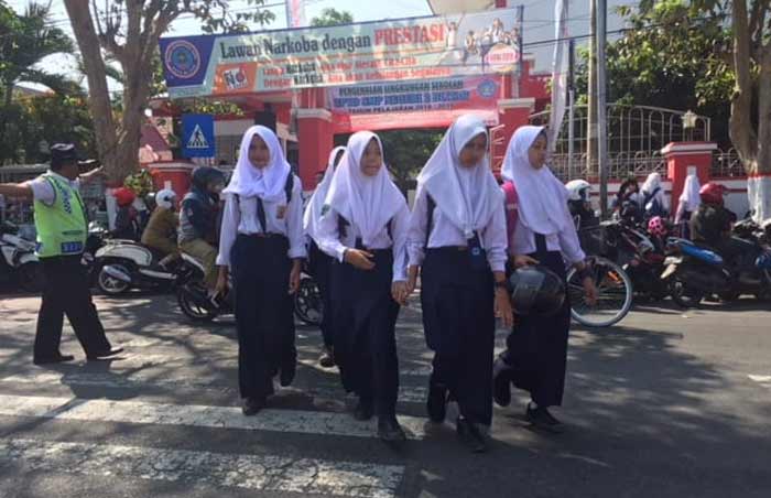 Siswa-siswi di Blitar saat pulang sekolah.