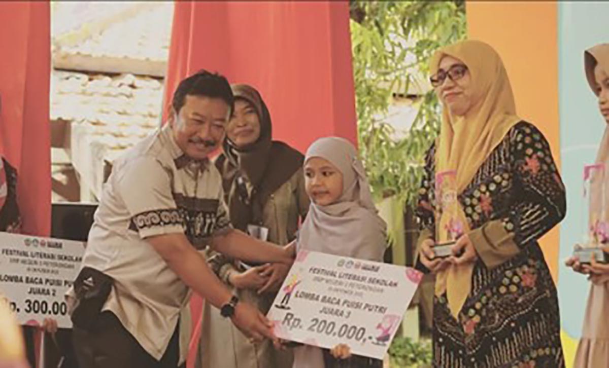 Penyerahan hadiah kepada para pemenang lomba.