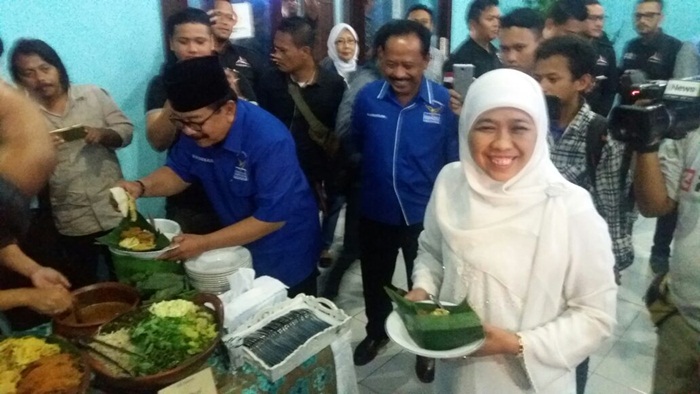 Pakde Karwo menjamu Khofifah dengan menu nasi pecel di kantor DPD Partai Demokrat Jatim. Foto: Didi Rosadi/BANGSAONLINE