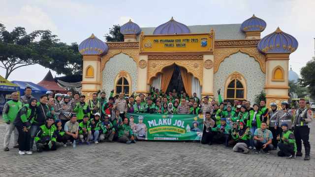 Petugas Satlantas Polres Gresik bersama driver ojol dalam acara Mlaku Jol. Foto: Ist.