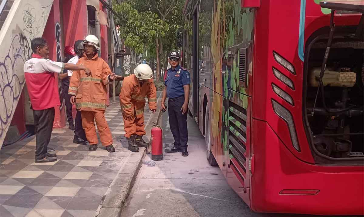 Petugas saat mengecek keadaan Bus Trans Semanggi Suroboyo.