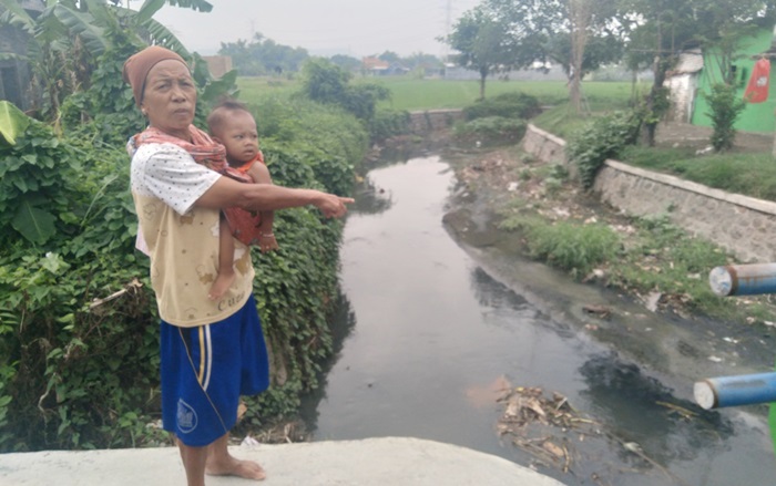 Salah satu warga yang rumahnya dekat dengan Sungai  Selorawan ini setiap harinya  menghirup bau busuk limbah buangan.