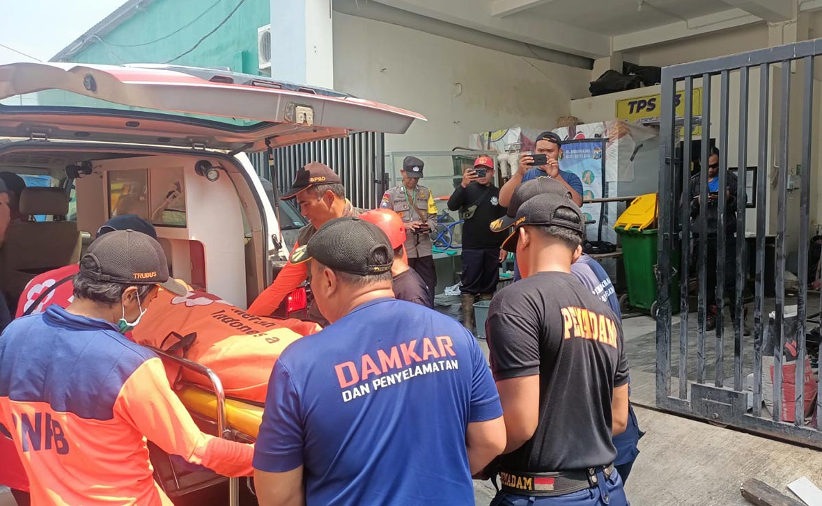 Petugas BPBD Kota Batu saat hendak membawa jenazah korban ke RS Bhayangkara Hasta Brata.