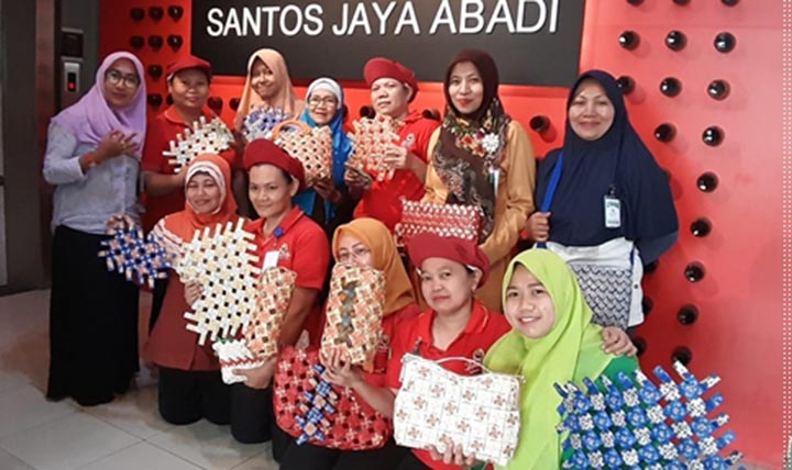 Ibu-ibu dalam program Creative Ecopreneur memamerkan hasil karyanya.
