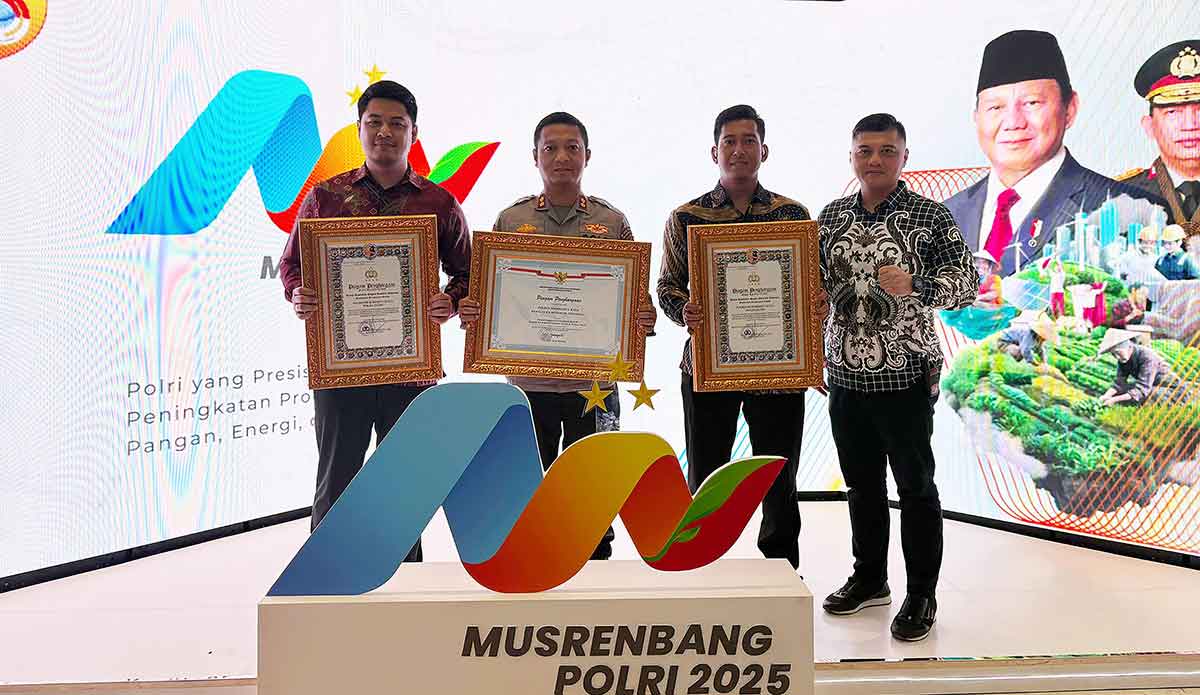 Jajaran Polres Mojokerto Kota saat menunjukkan penghargaan yang diraih.