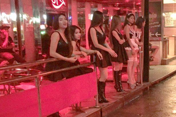 Beginilah cara PSK Thailand menghormati mediang raja mereka. foto: repro mirror.co.uk