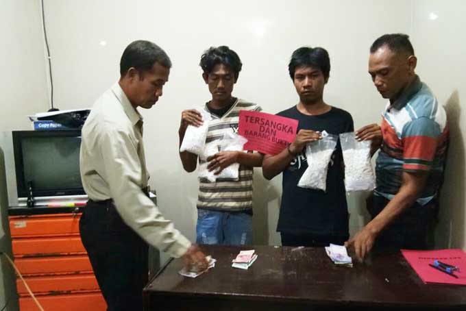 Pelaku saat diamankan di Mapolsek Palang. foto: SUWANDI/ BANGSAONLINE