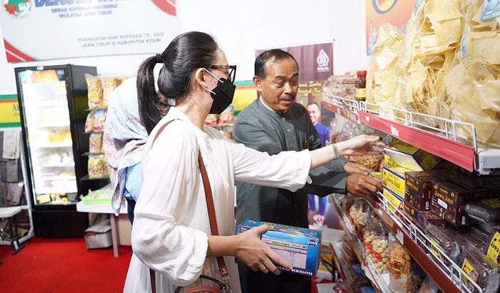Ketua Dekranasda Kabupaten Kediri, Eriani Annisa Hanindhito, saat mengunjungi salah satu stan produk UMKM. Foto: Ist