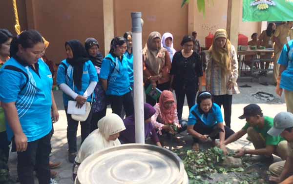 Para kader bank sampah saat mempraktekkan mengolah sampah organik untuk dijadikan kompos. foto: arif kurniawan/BANGSAONLINE