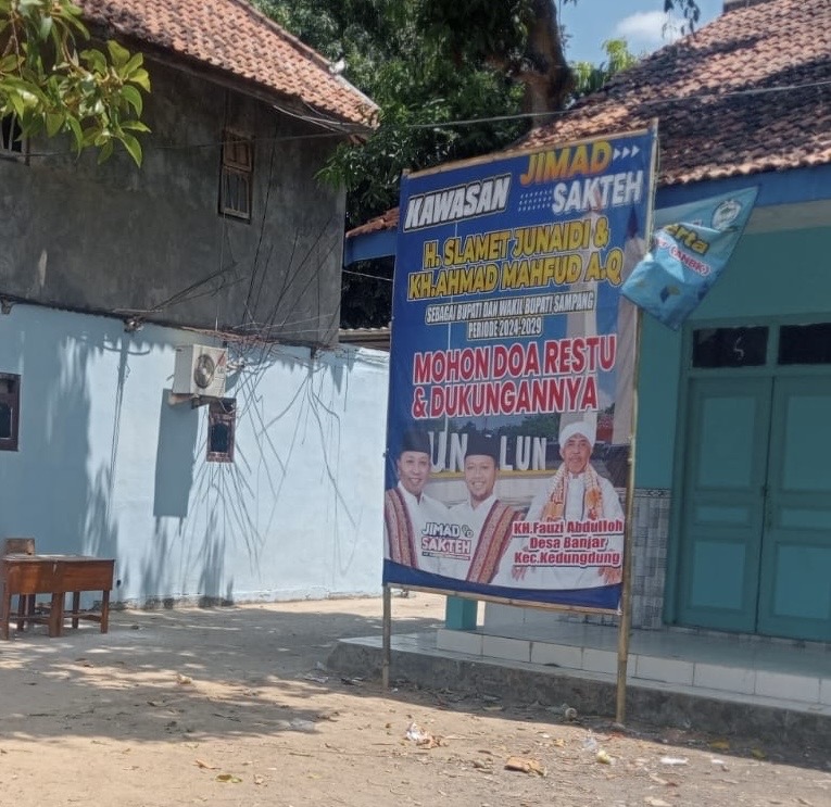 Alat peraga kampanye pasangan Slamet Junaidi-Ra Mahfud nomor urut 02 yang terpasang di SMA Khozini, Kedungdung, Sampang