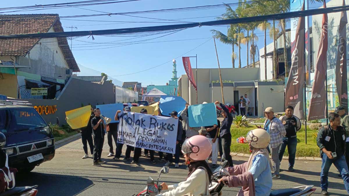 AMPH atau Aliansi Mahasiswa Peduli Hukum saat menggelar demo terkait proyek properti dan rumah kos kavling Metropoint di kawasan Merjosari, Kecamatan Lowokwaru, Kota Malang.