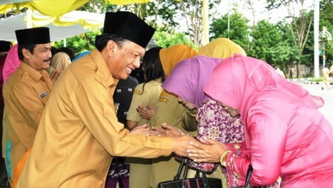 BERSALAMAN – Bupati Sambari dan Wabup Qosim kala halal bi halal dengan PNS Pemkab Gresik, Senin (4/8/2014). Foto : syuhud/BangsaOnline