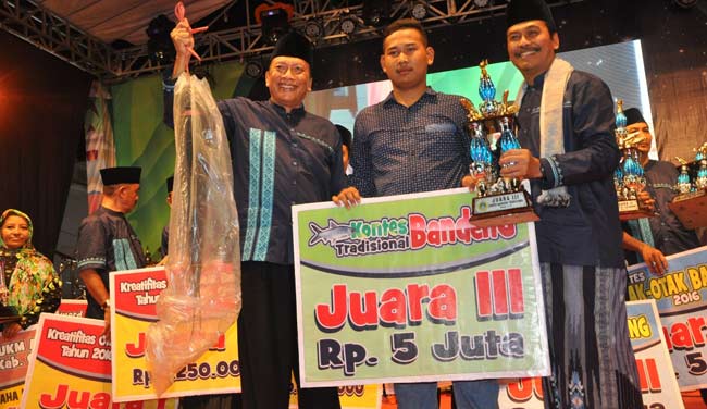 Bupati-Wabup Gresik, Sambari-Qosim mengapit para pemenang kontes bandeng tradisional. foto: SYUHUD/ BANGSAONLINE
