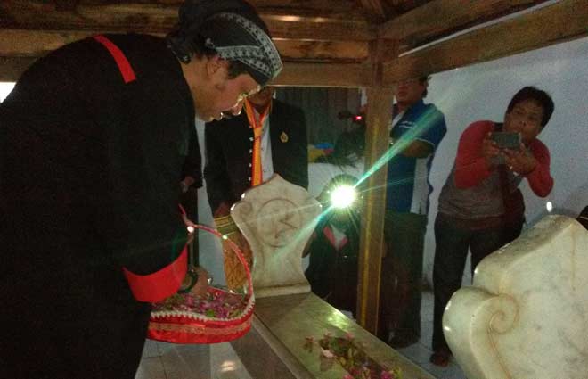 Bupati Ipong saat menabur bunga di pusara Bupati-Bupati Sumoroto.